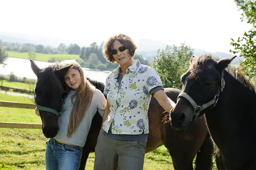 Theresia und ihre Tochter mit Pferden am See