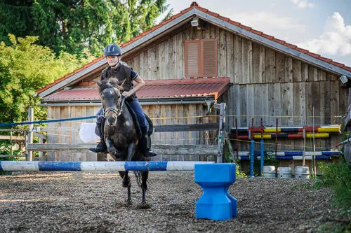 Reitunterricht springen in der Mange von Reiterhof Theresia Burger Waltenhofen-Herzmans im Oberallgäu