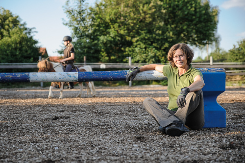 Theresia Burger in der Manege ihres Reiterhofs am Niedersonthofener See in Waltenhofen-Herzmans im Oberallgäu, fotografiert von Kees van Surksum Businessfotografie Kaufbeuren und München